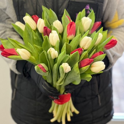 Заказать букет белых и красных тюльпанов недорого с доставкой в по Лобне