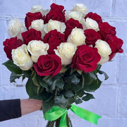 Букет «Баланс» из красных и белых роз - купить с доставкой в по Лобне