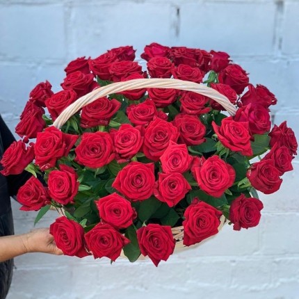 Корзинка "Моей королеве" из красных роз с доставкой в по Лобне