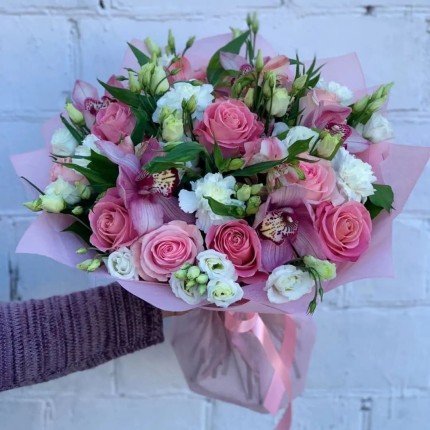 Букет из розовых роз и орхидей "Нежность" - доставка в по Лобне